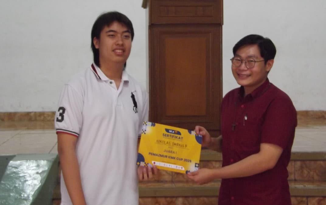 Mahasiswa Bisnis Kreatif Nikolas Darius Raih Juara 1 Lomba Pemazmur KMK Cup 2025